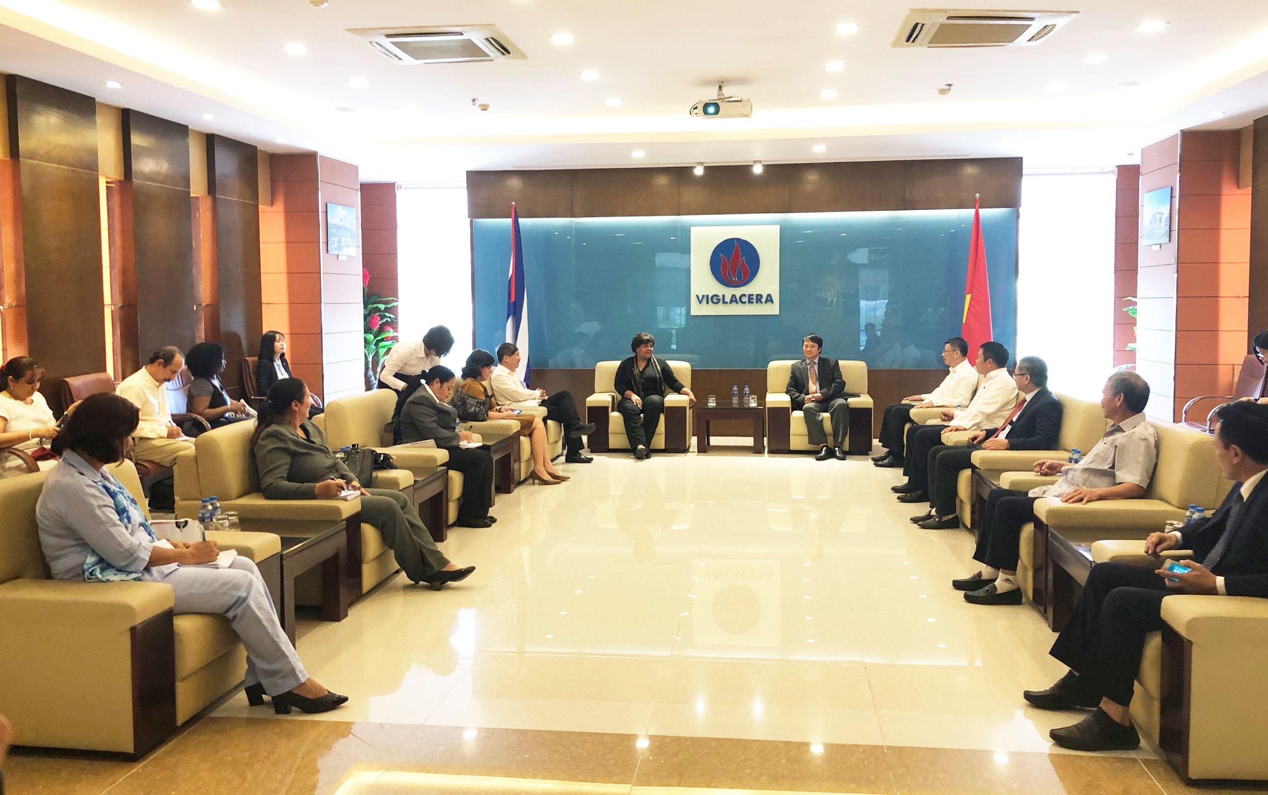 Top executives of Viglacera Corporation - JSC welcomed the Secretary of the Communist Party of Cuba at the head office
